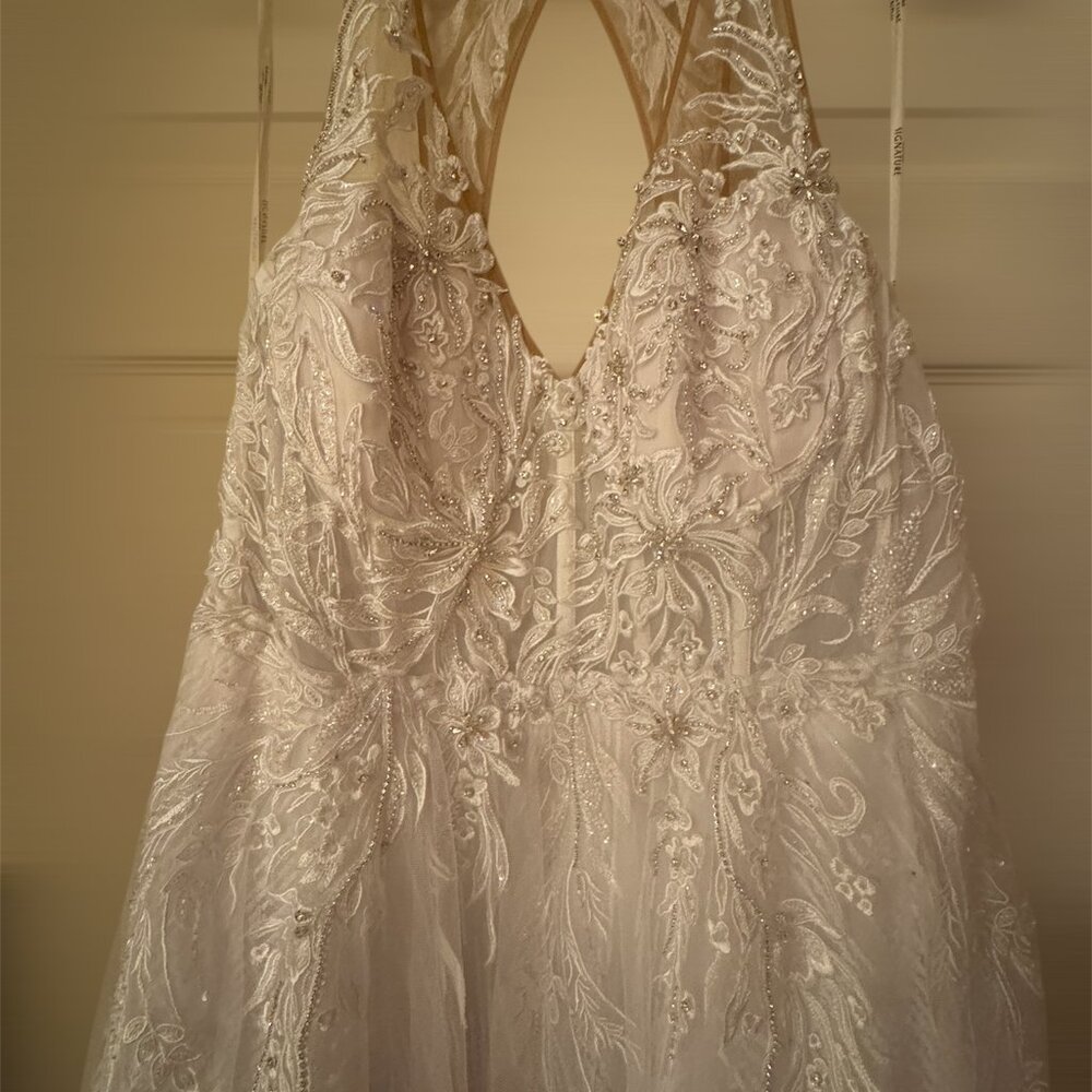 ✨ NWT David’s Bridal Floral Appliqué Halter Wedding Gown + Beaded Veil | $1,928 - Picture 6 of 14
